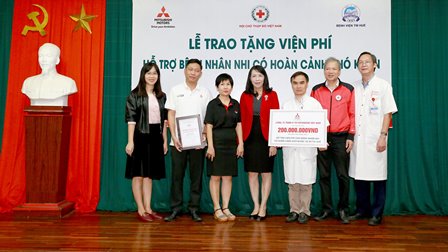 Công ty Mitsubishi Motors Vietnam trao 200 triệu đồng cho bệnh nhi nghèo